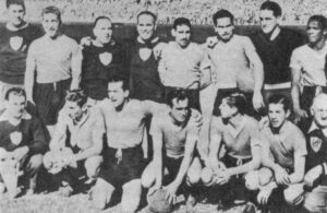 La selección uruguaya de 1950, Varela (de pie) es el primero por la izquierda (DP).