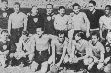 La selección uruguaya de 1950, Varela (de pie) es el primero por la izquierda (DP).