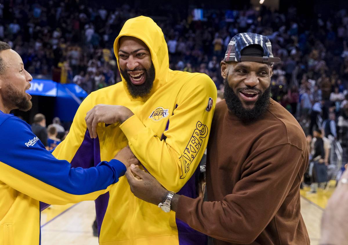 Stephen Curry, Anthony Davis y LeBron James , de la NBA, se echan unas risas (Foto: Cordon Press)