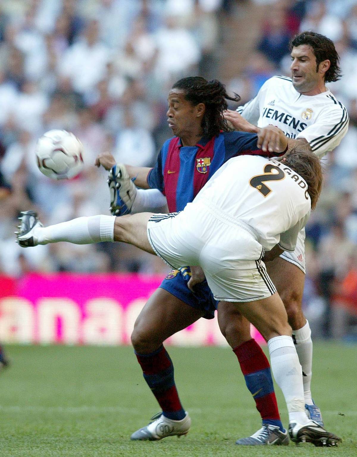 Ronaldinho entre Salgado y Figo (Foto: Cordon Press)