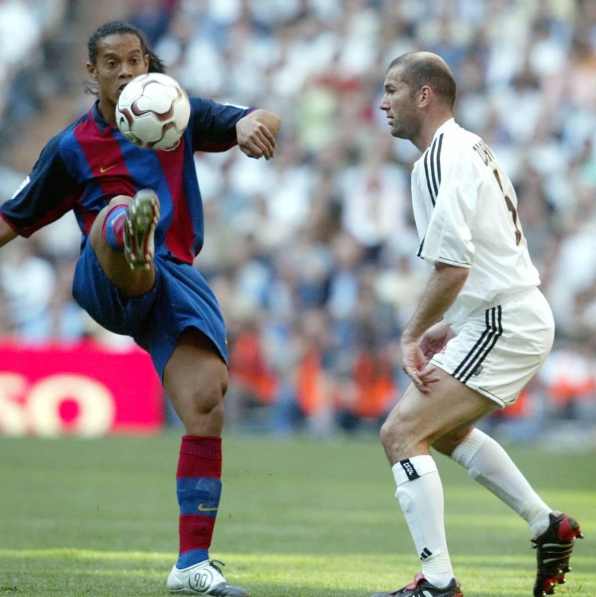 Ronaldinho controla ante Zidane (Foto: Cordon Press)