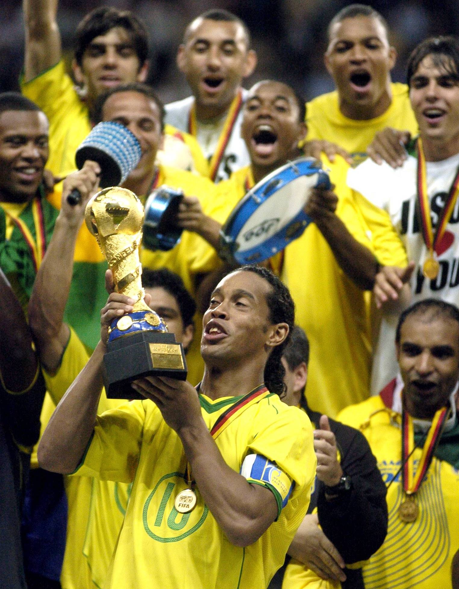 Ronaldinho levanta la Confederaciones de 2005 (Foto: Cordon Press)