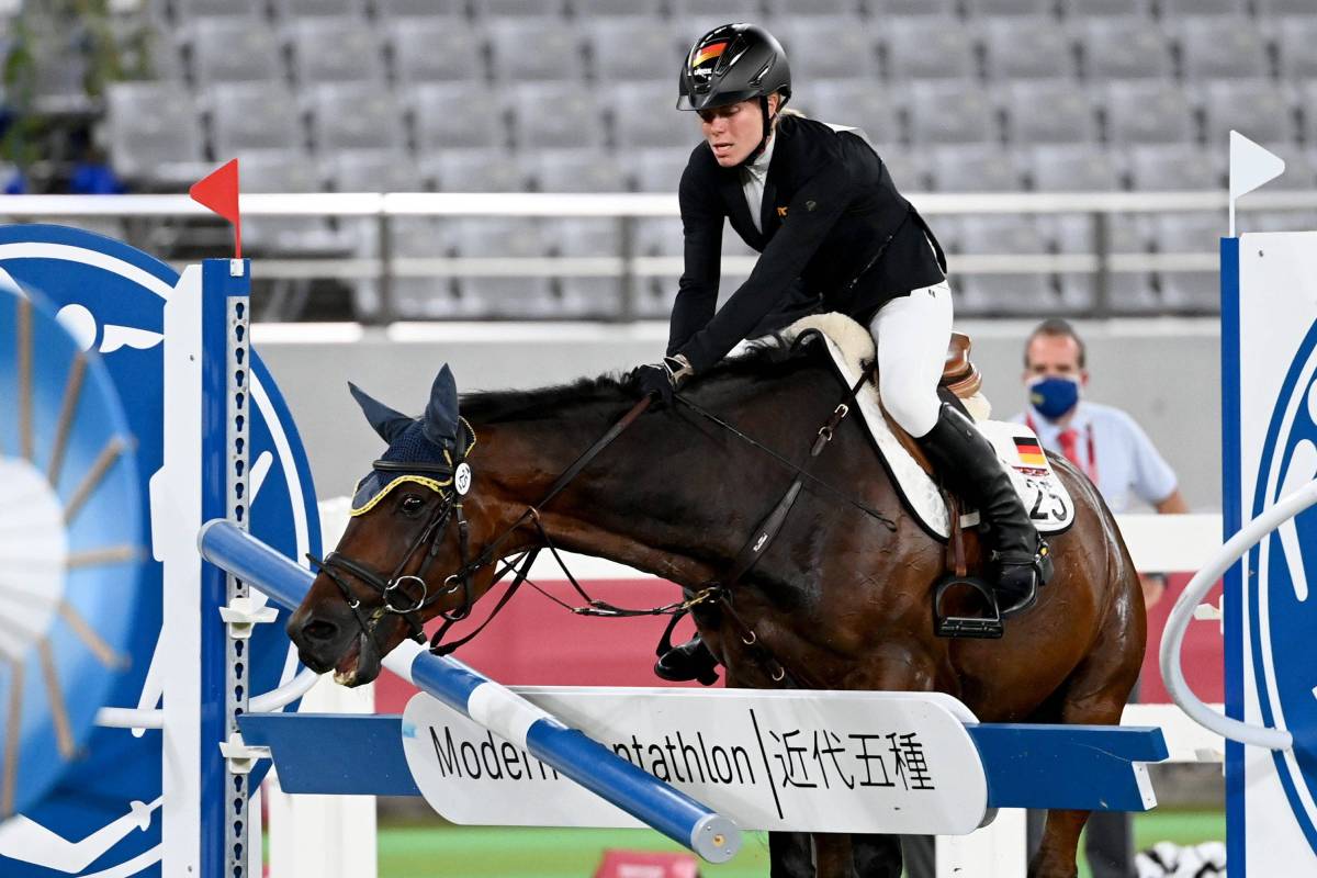 Annika Schleu fue acusada de azotar en exceso a su caballo en Tokio, su caso puso en el punto de mira a los deportes ecuestres para las organizaciones de defensa de los animales (Foto: Cordon Press)