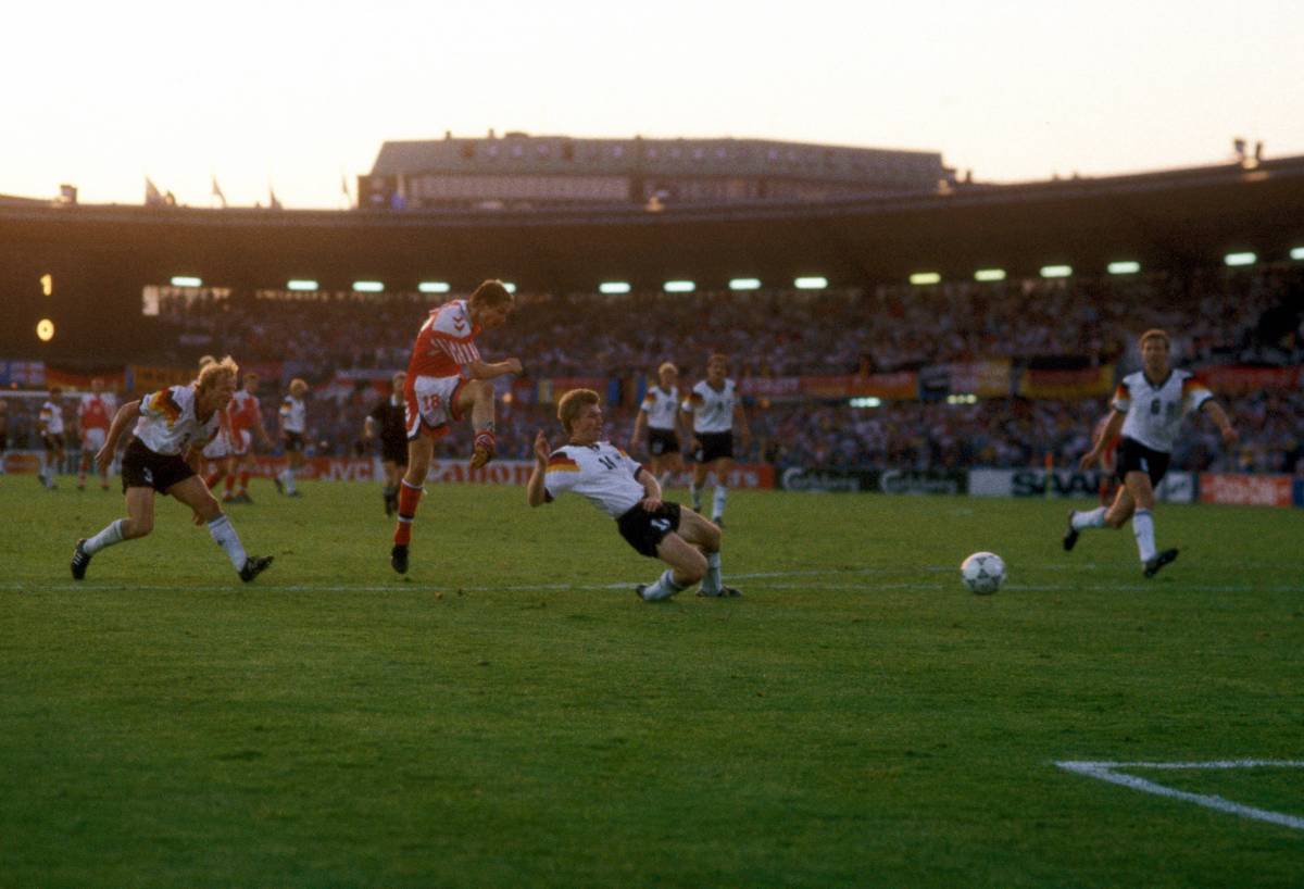 Vilfort se impone a Brehme y Helmer para anotar el 2-0 en la final de la Eurocopa del 92. (Foto;: Cordon Press)