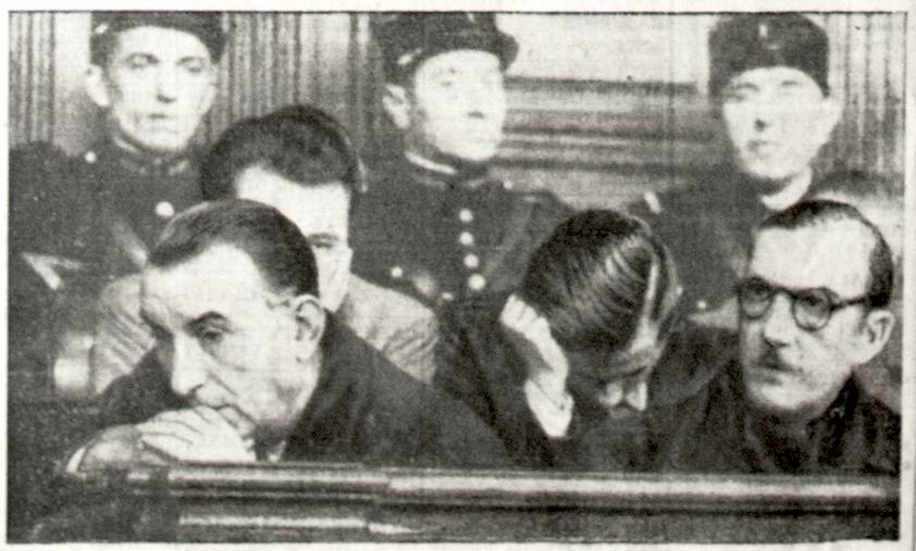 El tribunal lee la sentencia a la pena capital el 11 de diciembre 1944. A la izquierda, en primer plano, Henri Lafont. A la derecha, Pierre Bonny. Detrás, Alexandre Villaplane se lleva las manos a la cabeza. tras ser acusado de nazi.