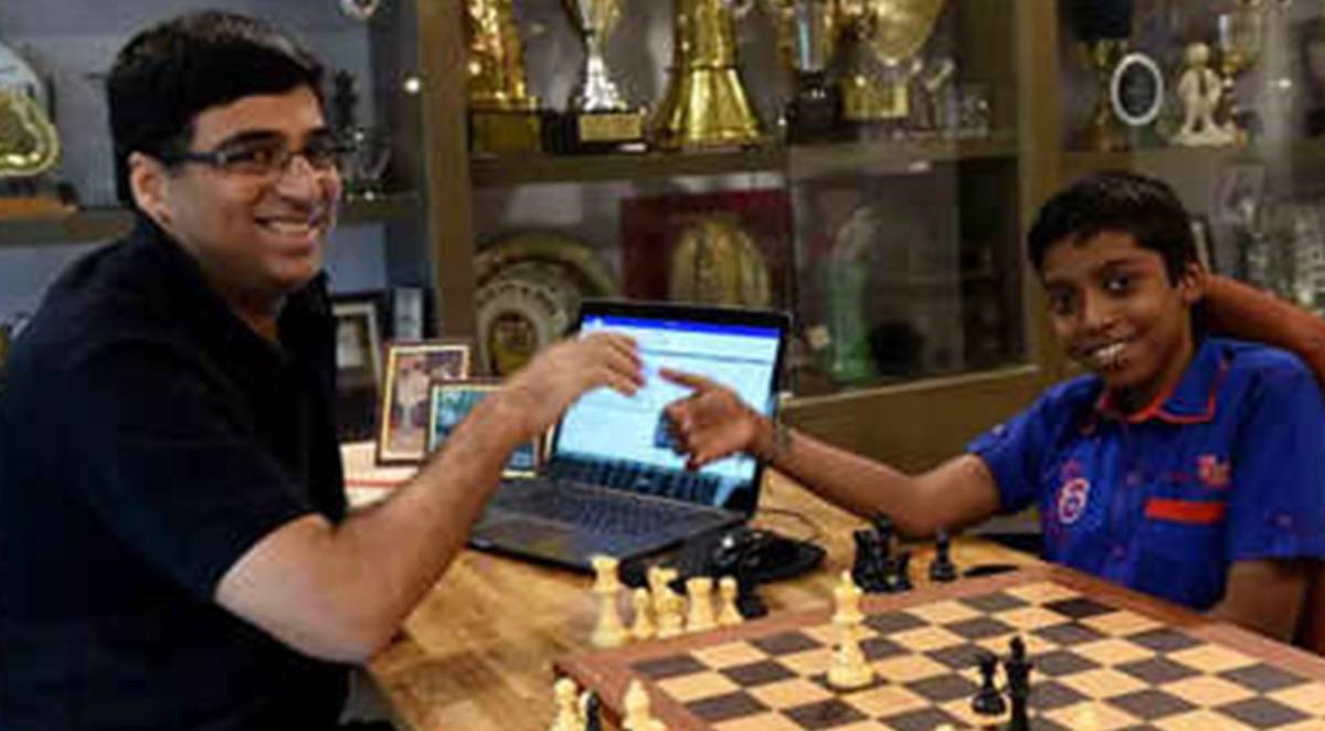 Anand y a un niño Praggnanandhaa juegan al ajedrez (Foto: Time of India)