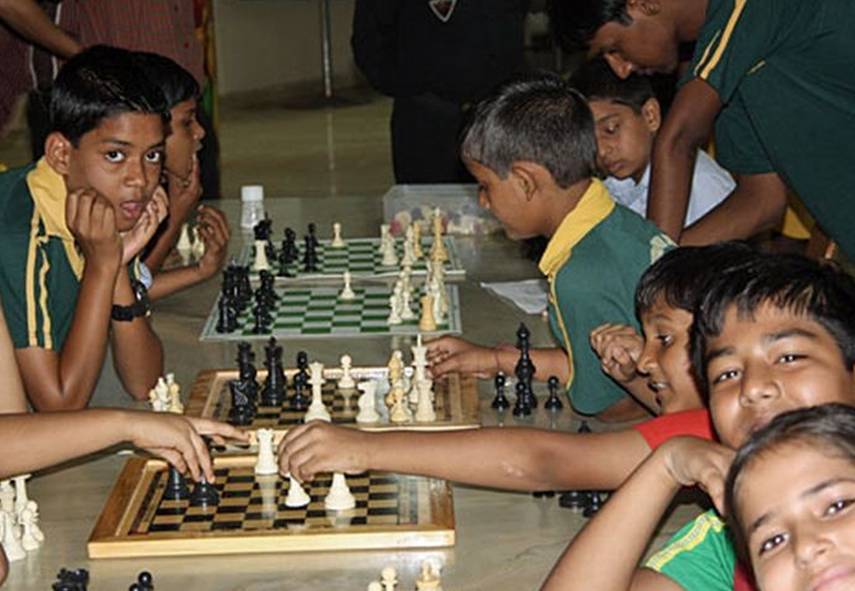 Triángulo equilátero actual en la India milenaria: ajedrez; entusiasmo y juventud