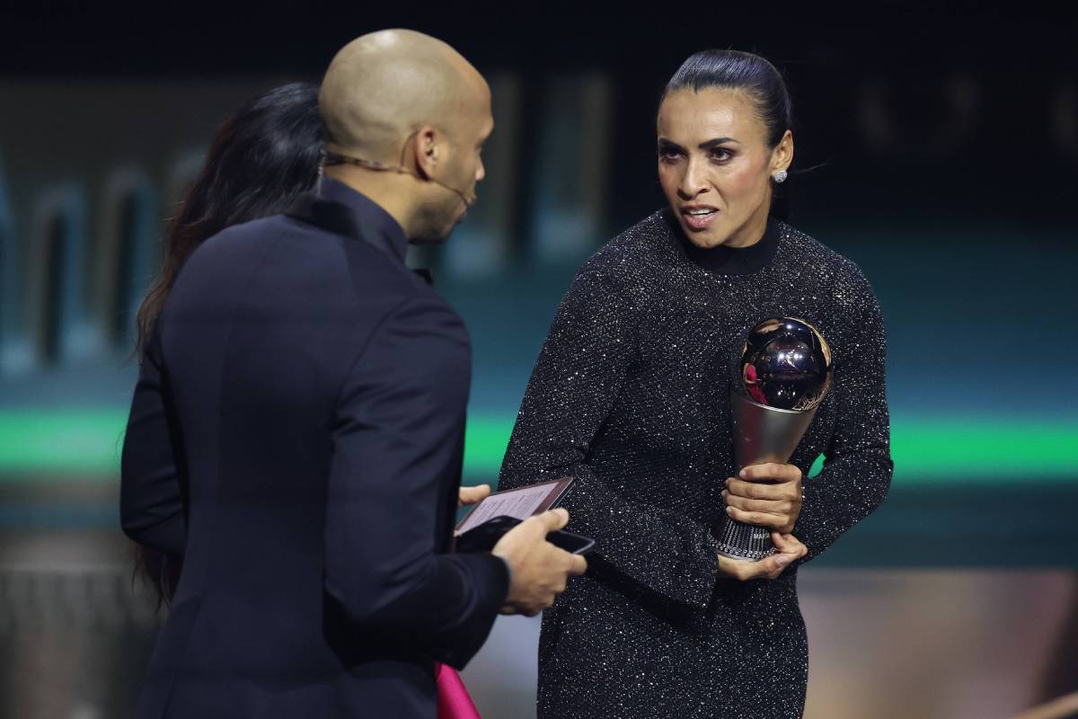 Marta habla con Thierry Henry durante la entrega de The Best, cuando se anunció el Premio Marta (Foto: Cordon Press)