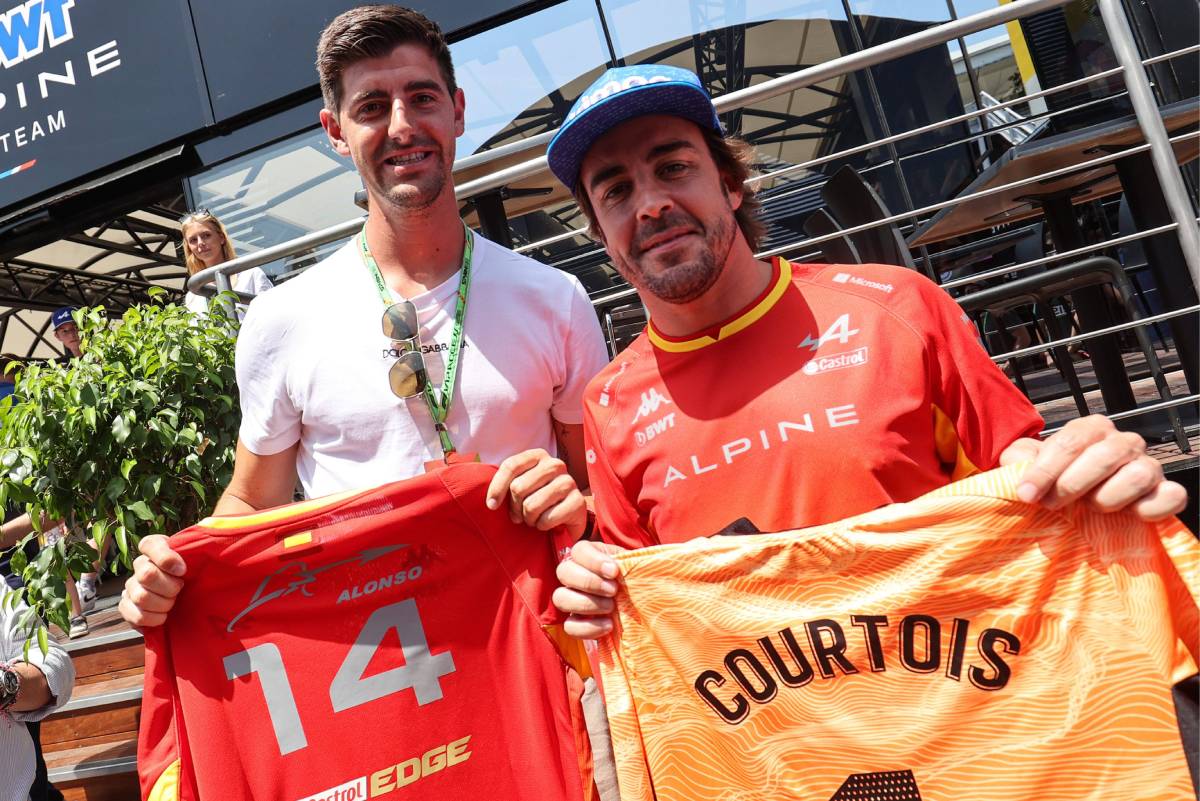 Courtois y Fernando Alonso en el Gran Premio de España de Formula 1, en Barcelona (Foto: Cordon Press)