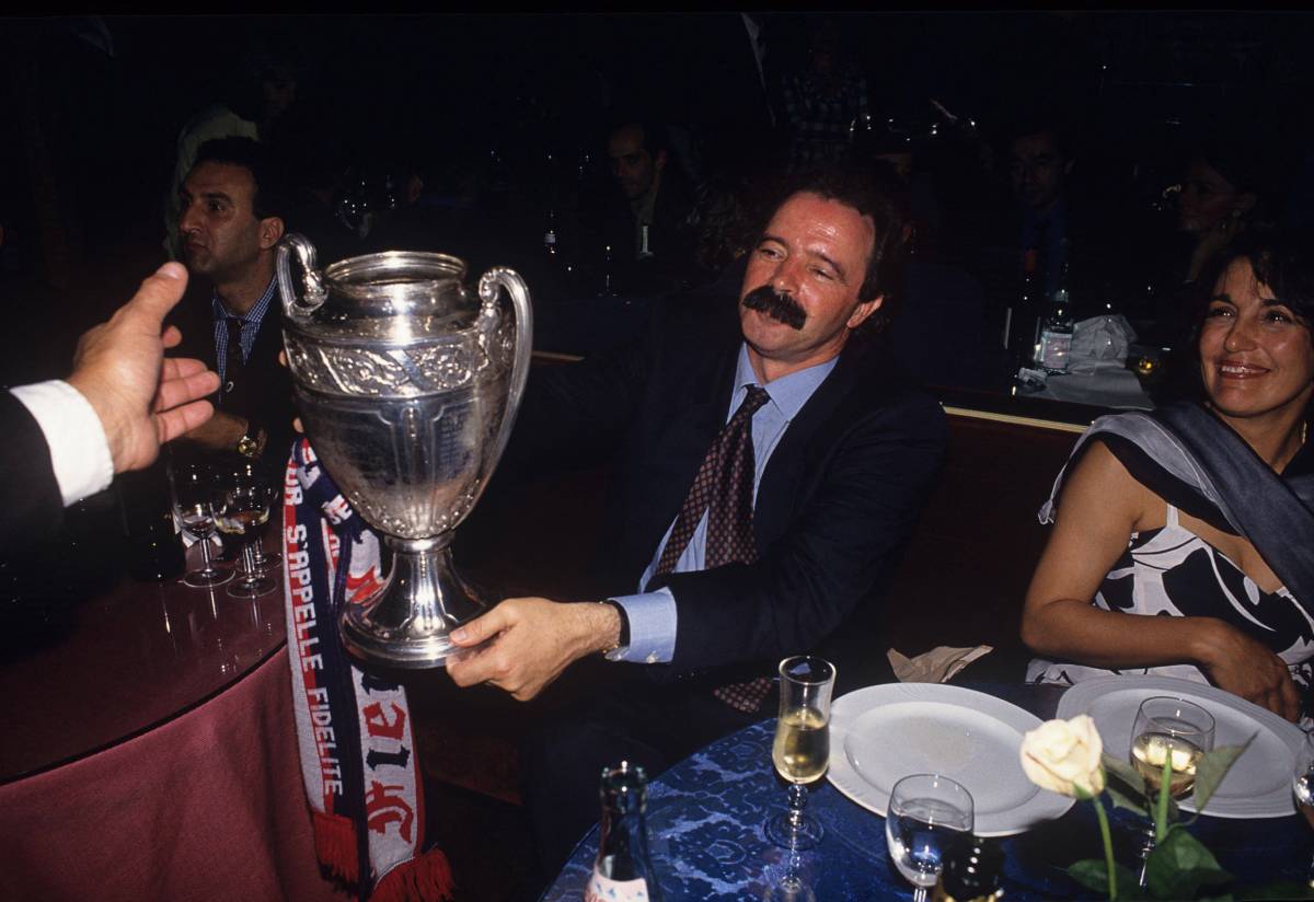Artur Jorge con la Copa de Francia de 1993 ganada por el PSG (Foto: Cordon Press)