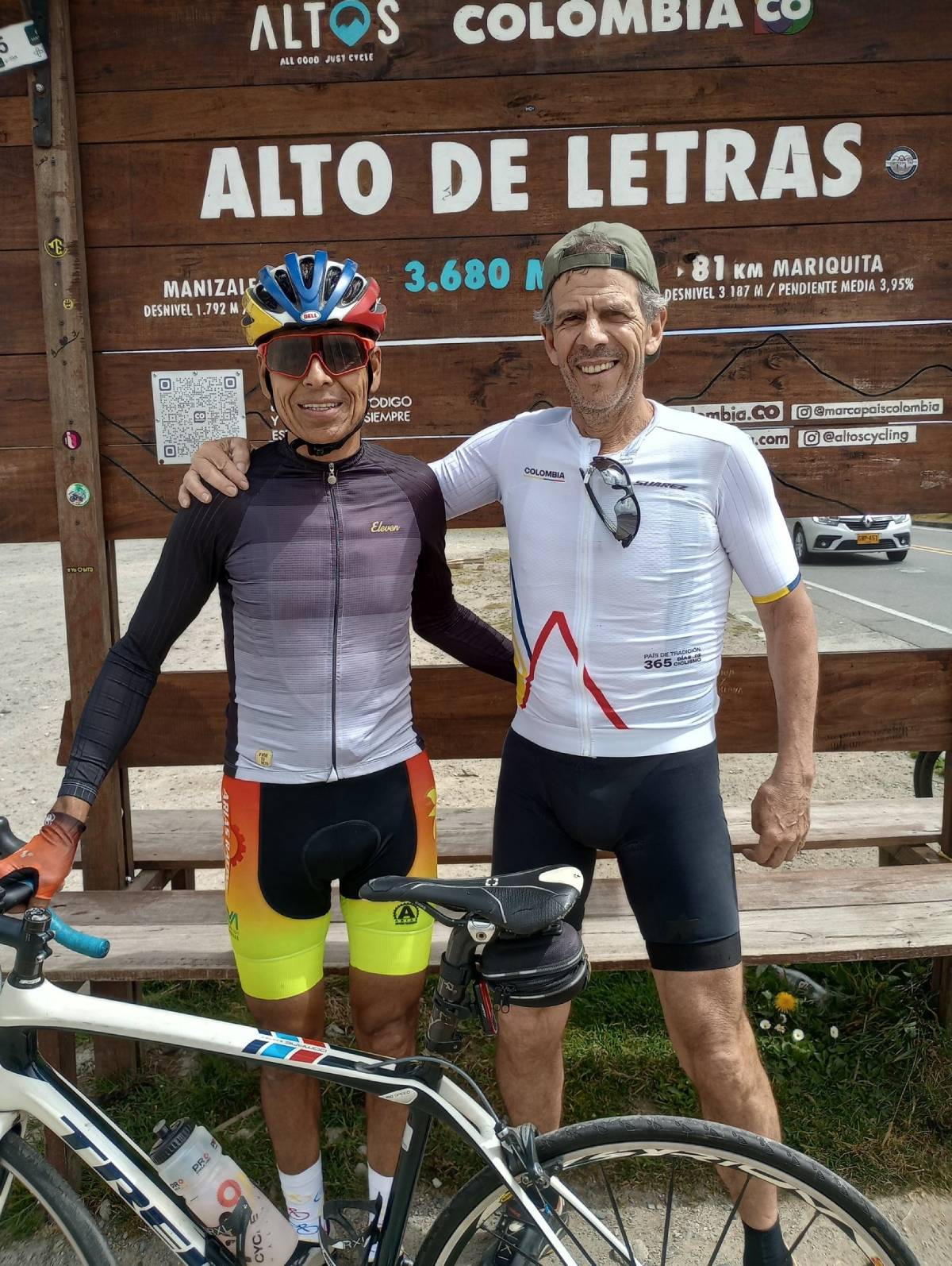 Álvaro Mejía y el autor en el Tour de Colombia (Foto: @viciosport)