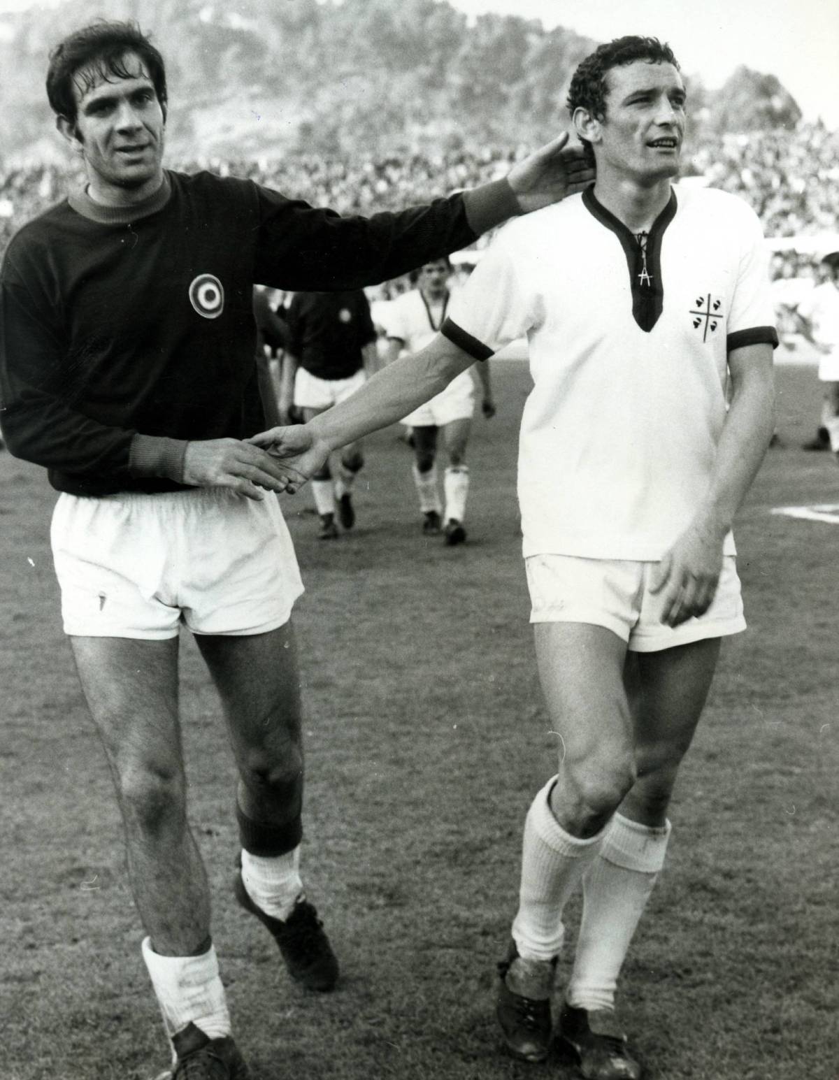 1971, saludo entre Cappelli y Riva tras un Roma - Cagliari (Foto: Cordon Press)