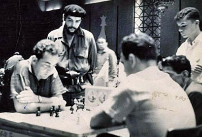 Taimanov juega el Memorial de Capablanca ante la mirada del Che Guevara