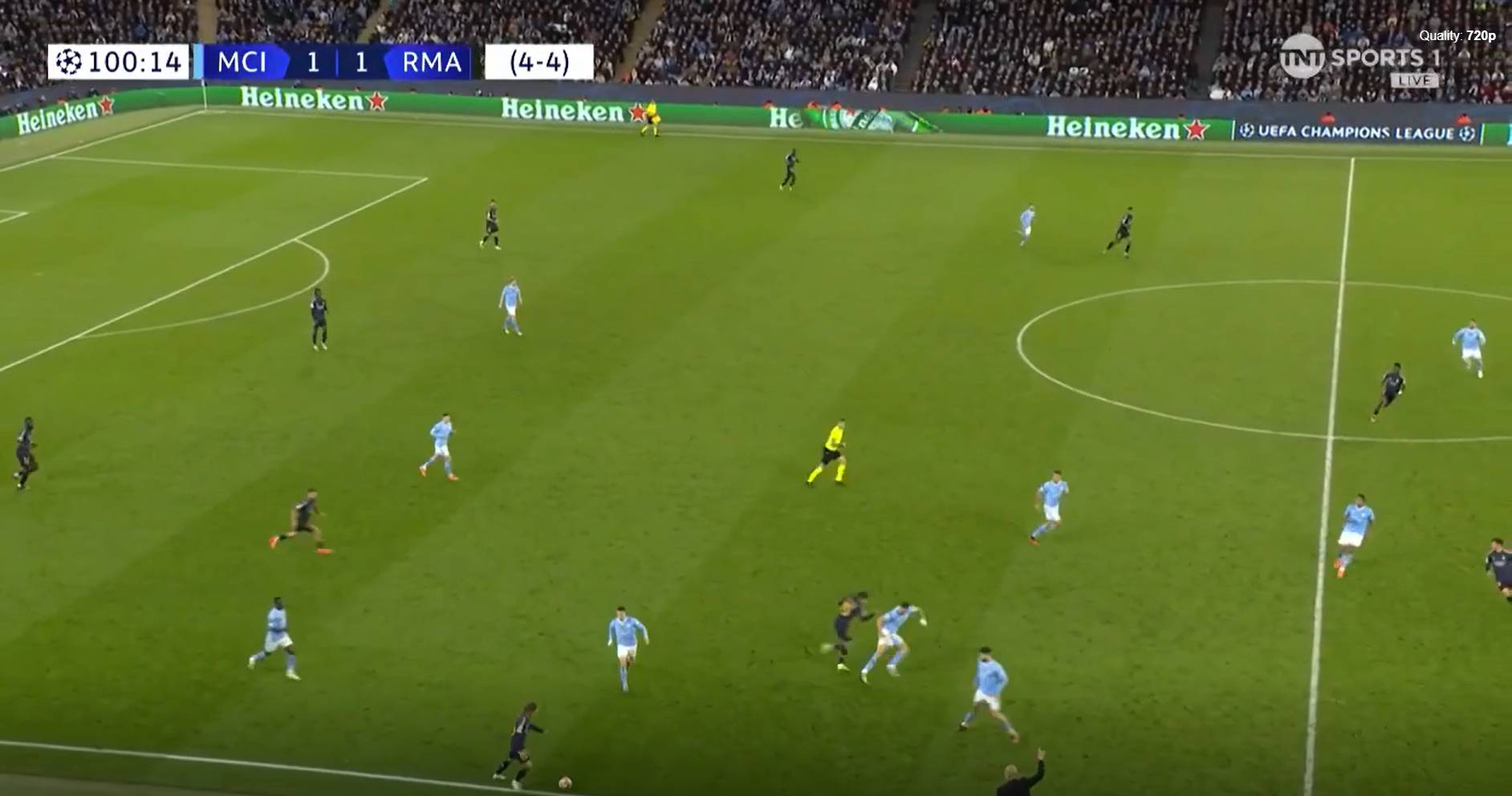 Luka Modric conduce el balón, dos segundos después, Vinicius está solo delante del portero.