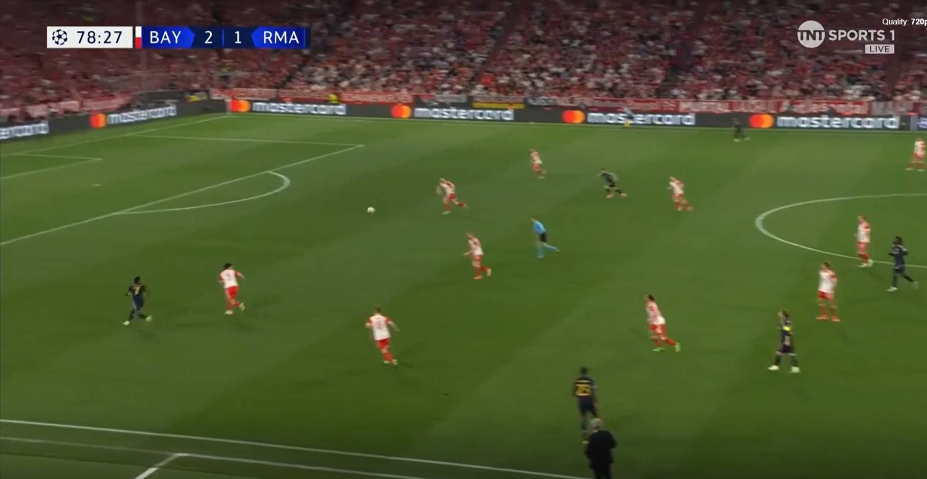 La misma jugada de Manchester, pero esta vez por la izquierda. Luka Modric mete el pase con el interior, aunque siempre lo hace con el interior, y el balón, con rosca, le llega a Vinicius solo delante del portero.