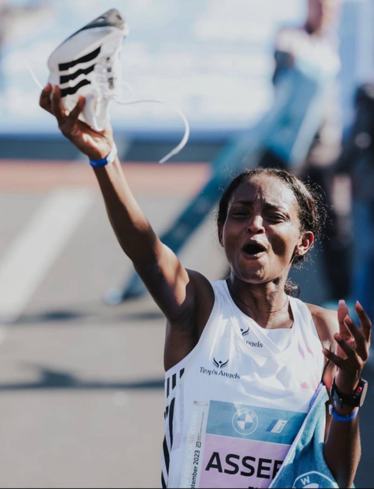 Tigist Assefa muestra sus zapatillas en la maratón de Berlín 