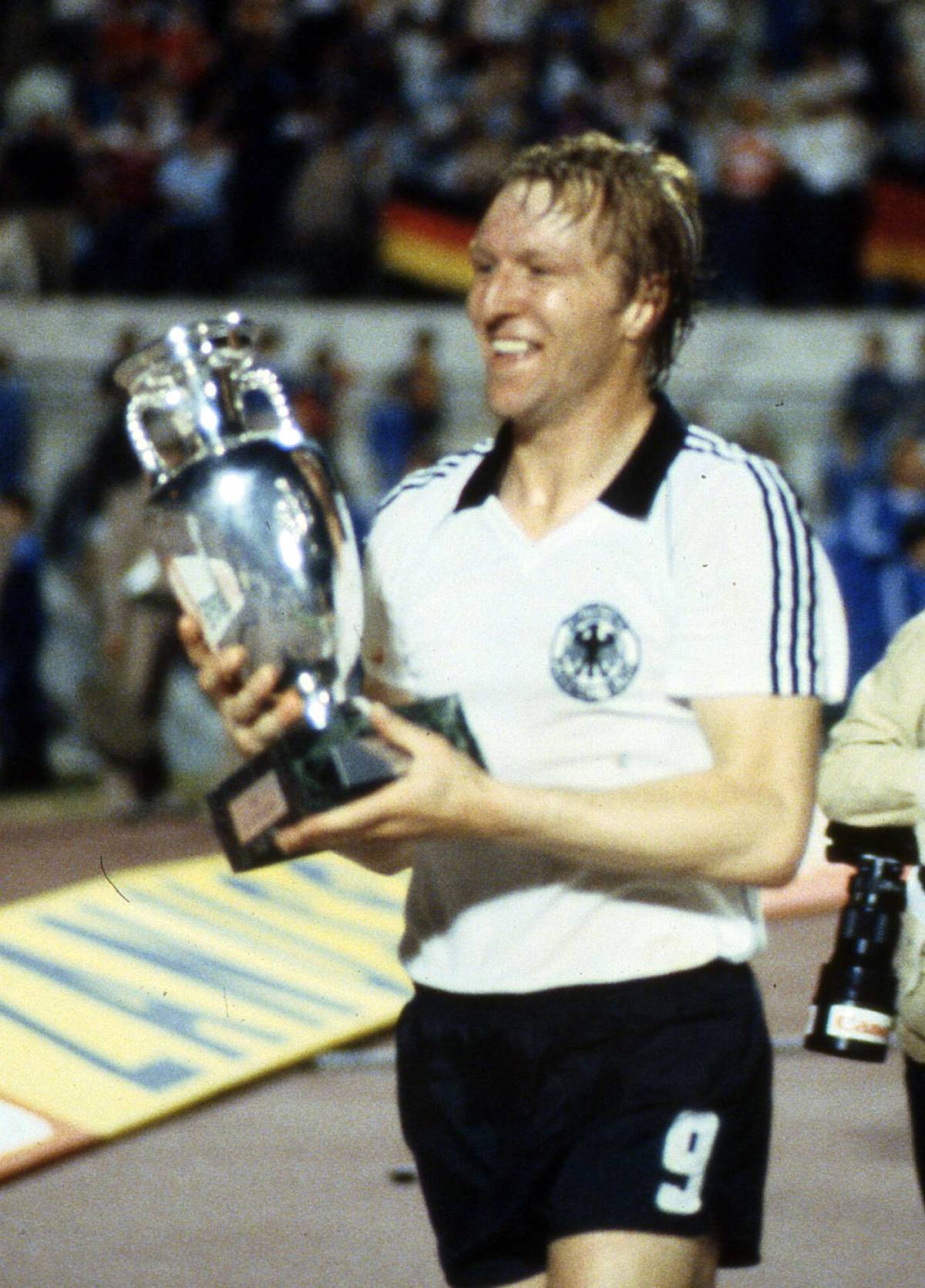  Horst Hrubesch con la Eurocopa de 1980 (Foto: Cordon Press)