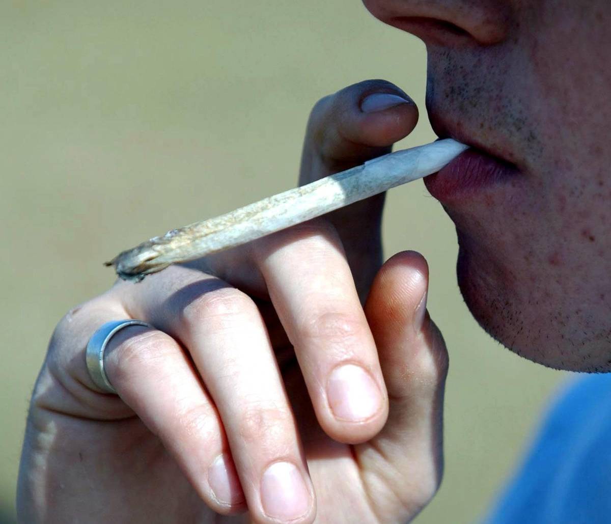 Un joven se fuma un porro