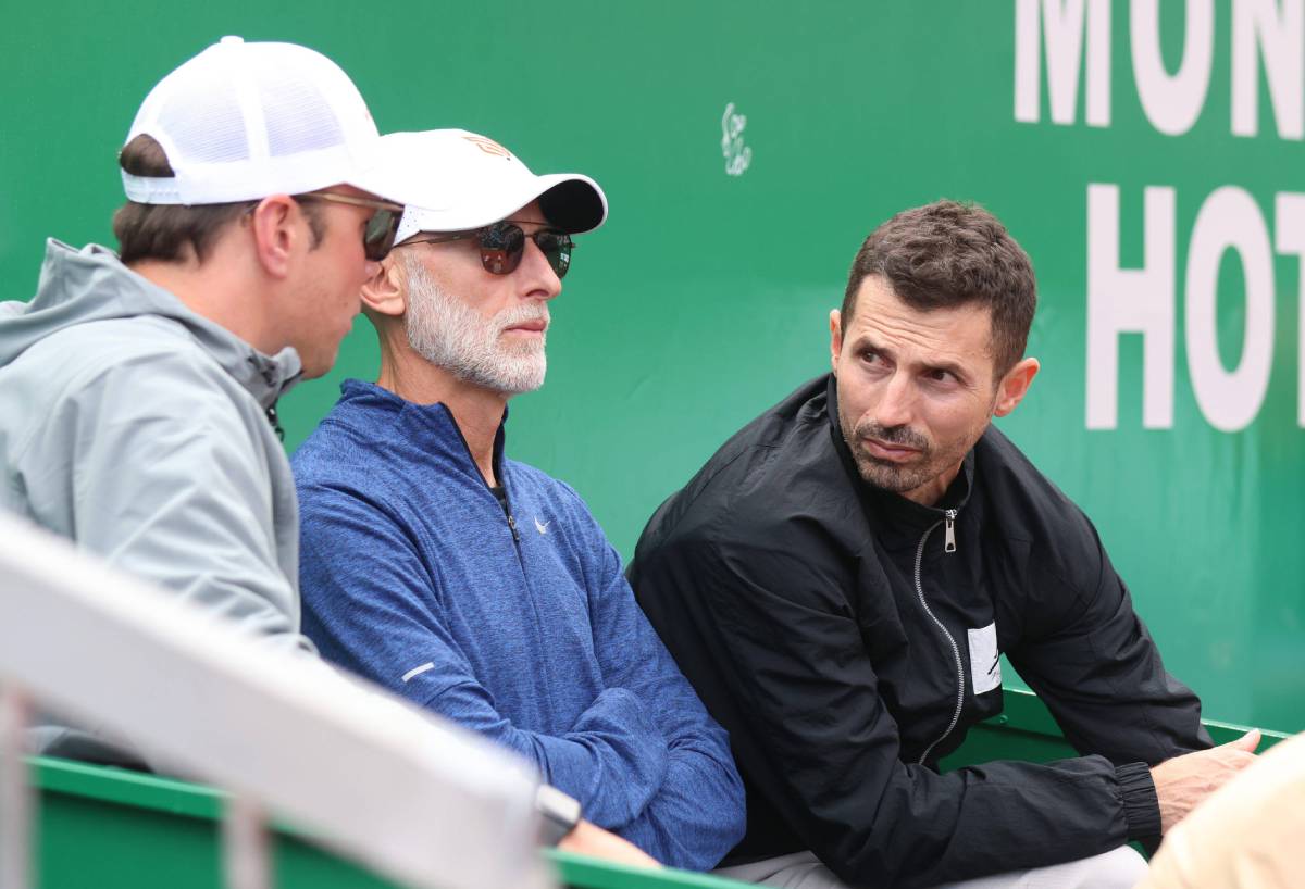 Umberto Ferrara, preparador de Jannik Sinner, en el centro de la imagen (Foto: Cordon Press)