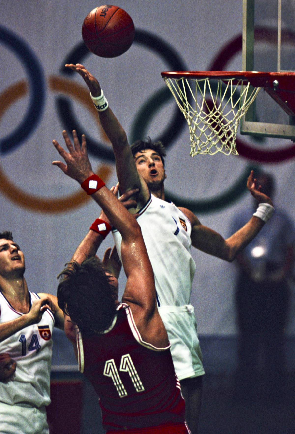 Toni Kukoč ante Sabonis (Foto: Cordon Press)