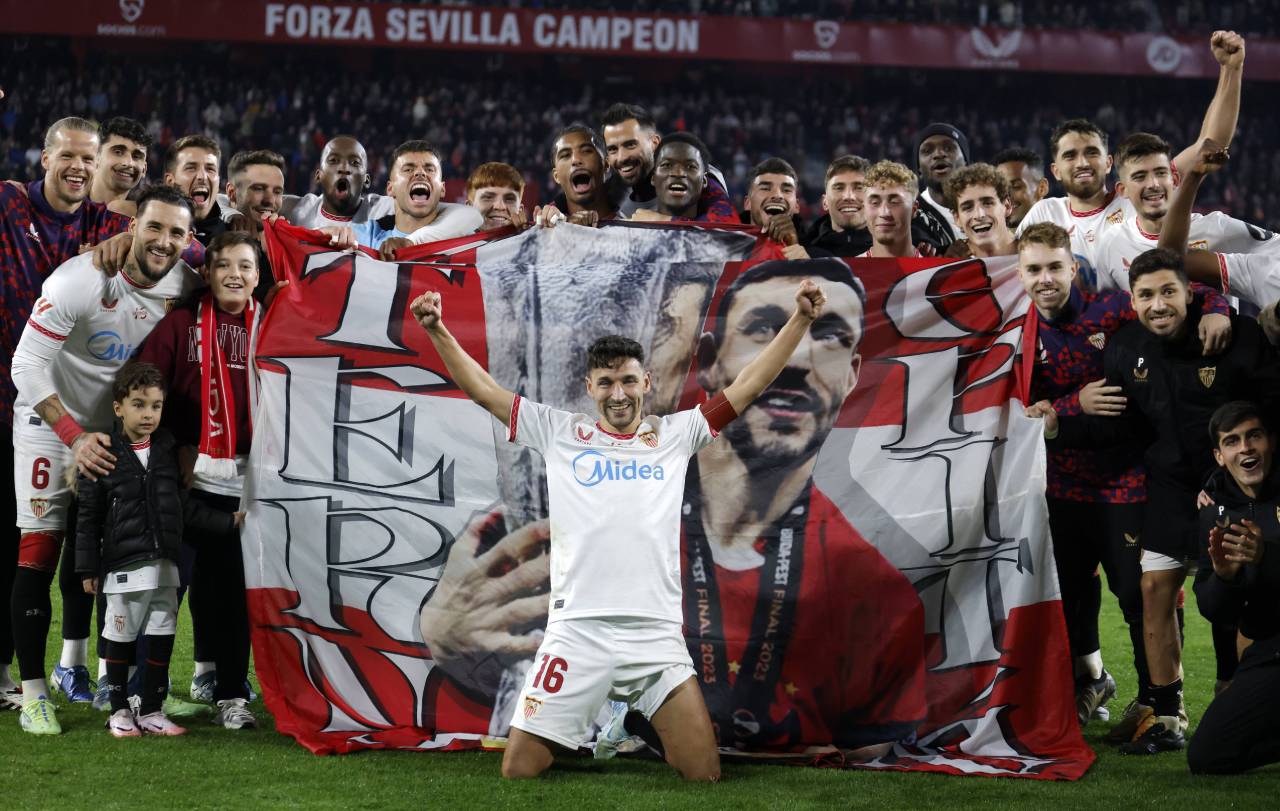 Jesús Navas, junto a sus compañeros del Sevilla FC (Foto: Cordon Press)