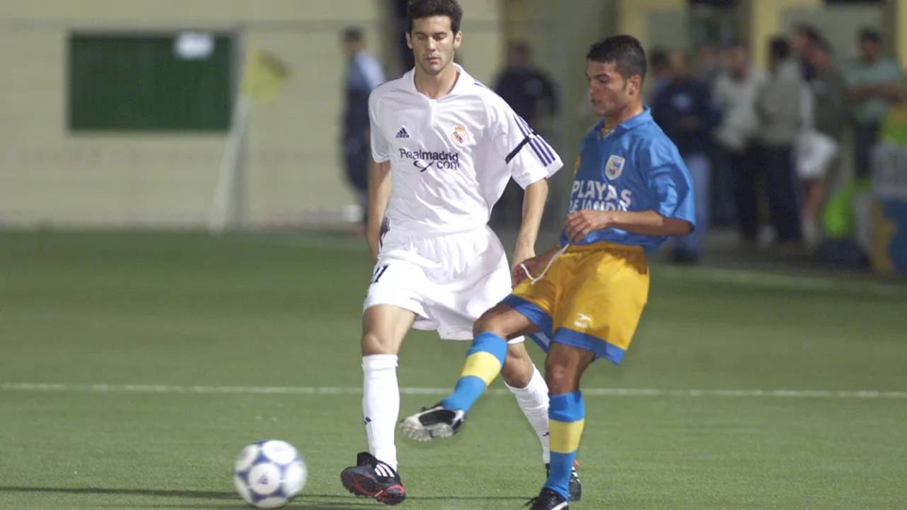 La epopeya del Pájara Playas de Jandía: Fue bonito mientras duró 3 Solari presiona a Raúl Benítez, que jugó más de 300 partidos en 2ªB con el Pájara.