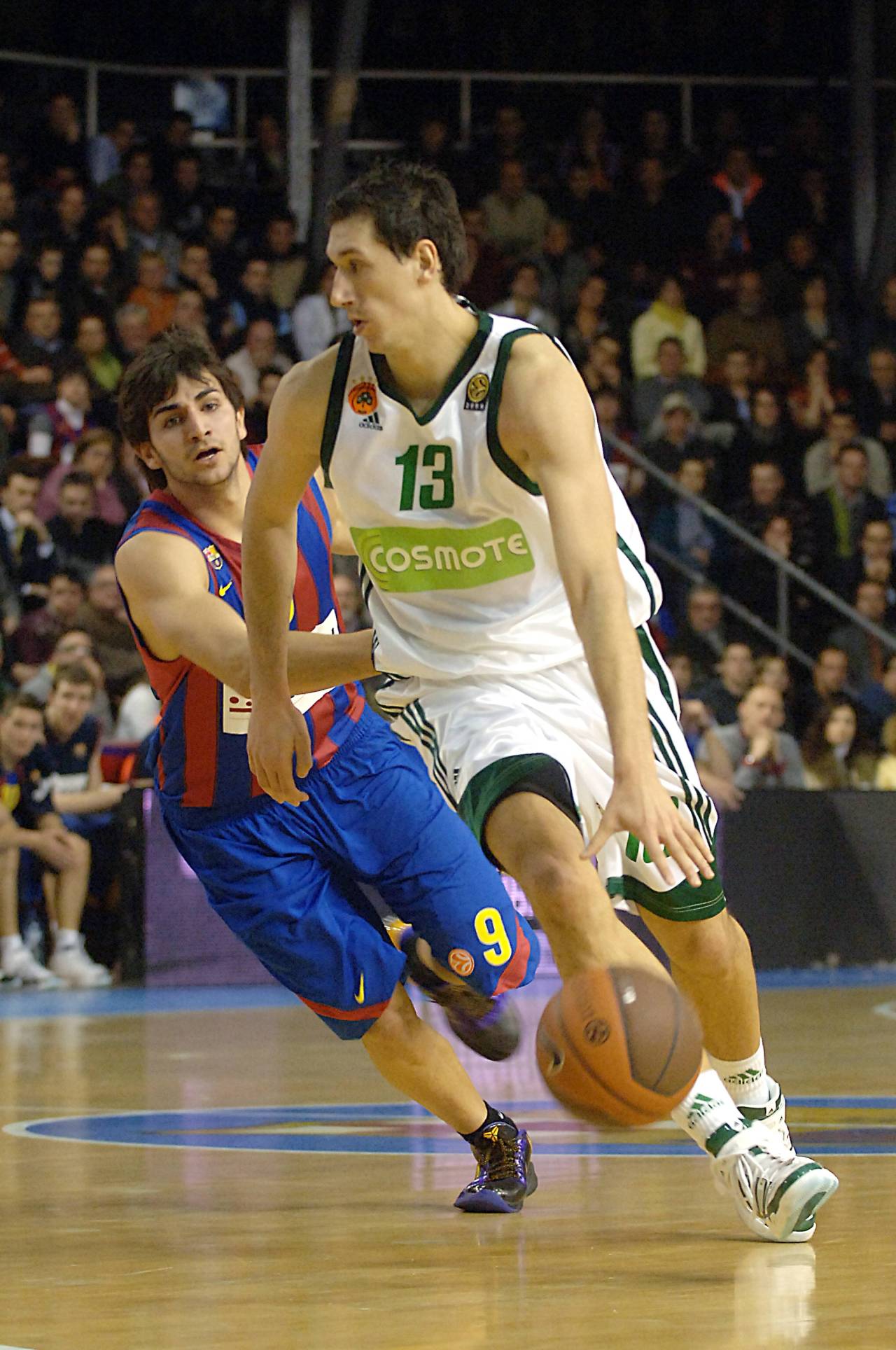 Dimitris Diamantidis: «No sigo la NBA casi nunca, muy raramente. No me gusta el estilo de juego, prefiero la Euroliga, la táctica» 2 Diamantidis seguido de Ricky Rubio (Foto: Cordon Press)