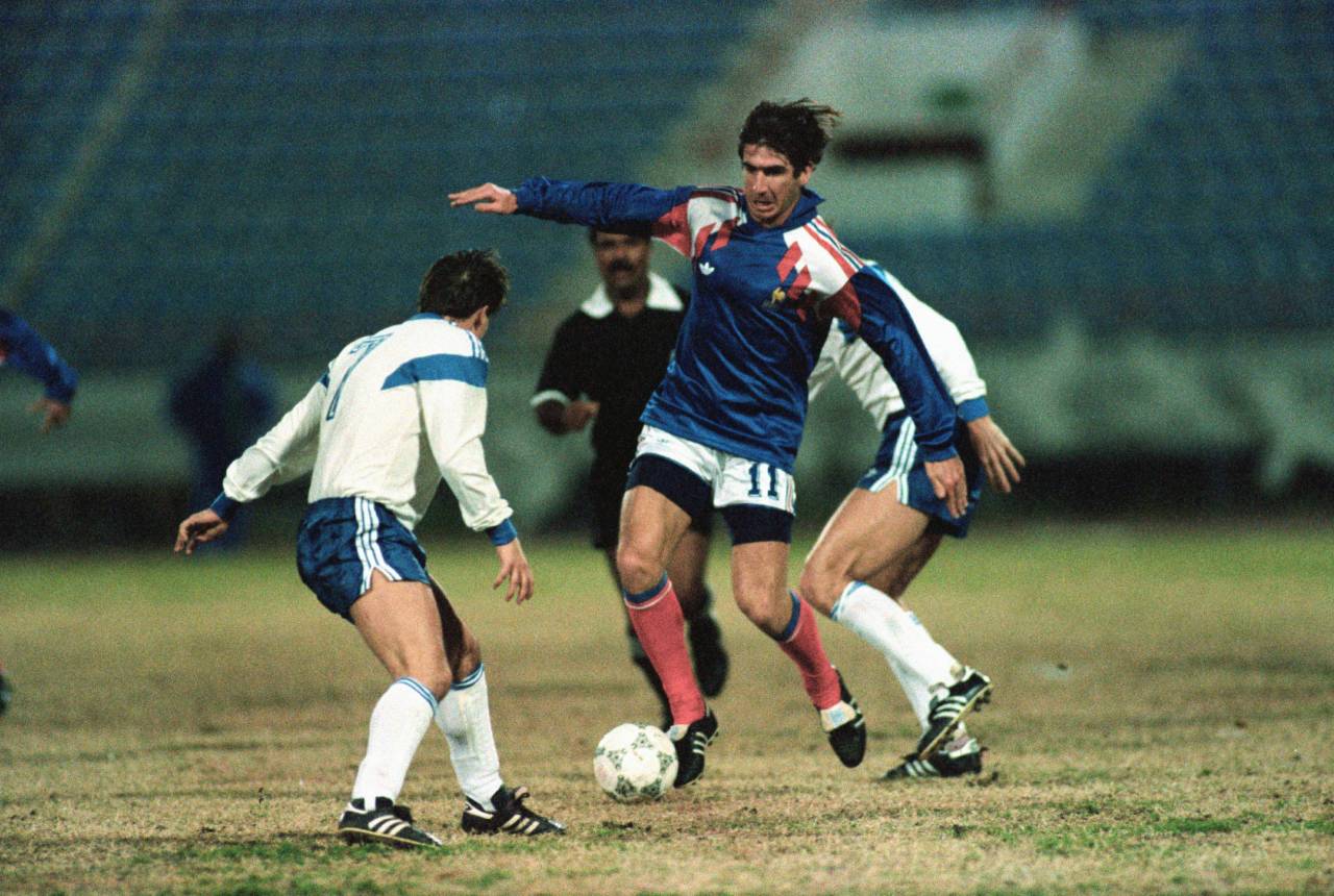 Cantona: «Había escuchado cantos racistas miles de veces, pero el día de la patada exploté y los periodistas me destruyeron» 6 Cantona en un partido contra la RDA (Foto: Cordon Press)