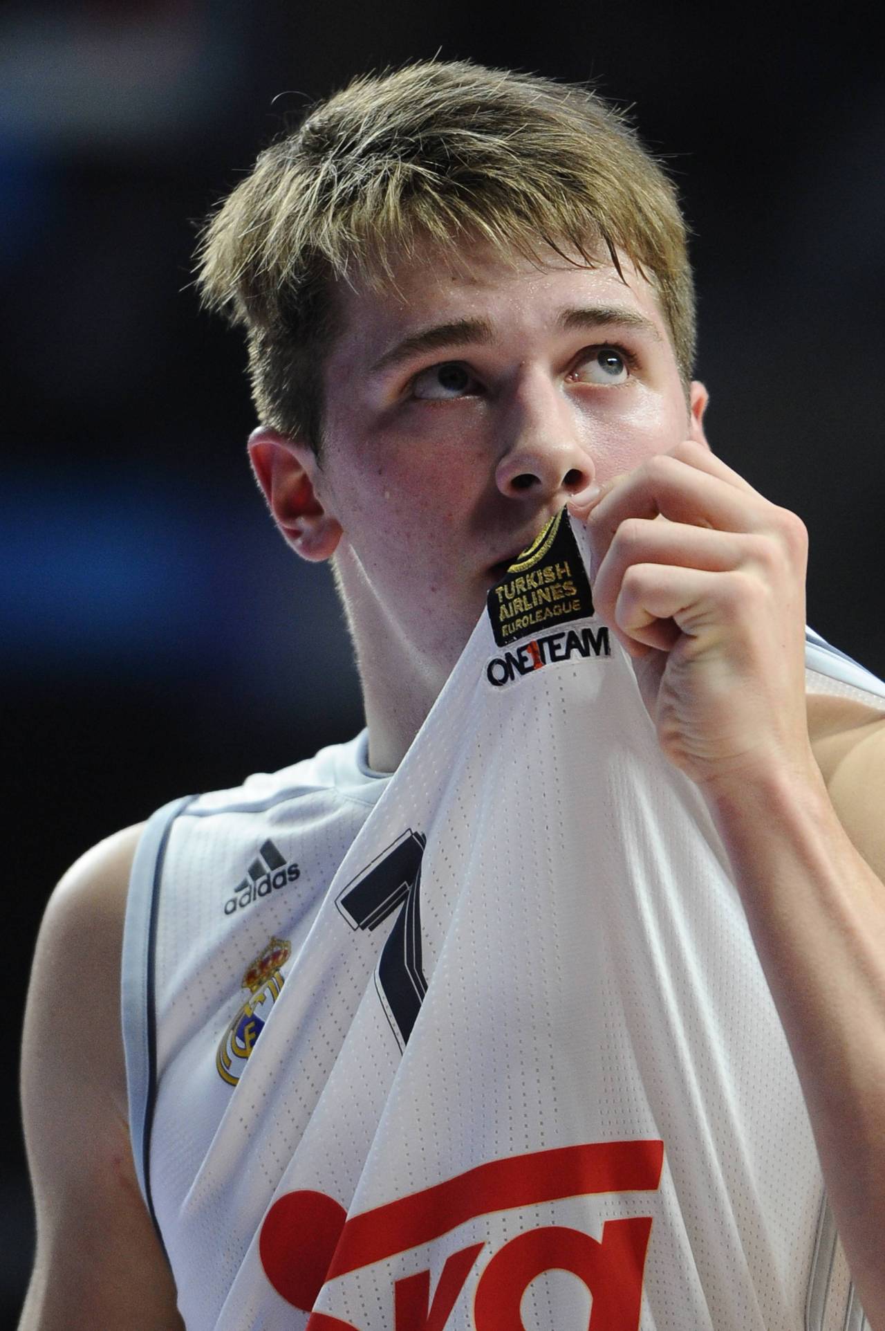 Luka Doncic: «No voy a batir el récord de LeBron porque no voy a jugar tanto tiempo en la NBA, quiero tener mi granja en Eslovenia» 4 a man holding up a white jersey