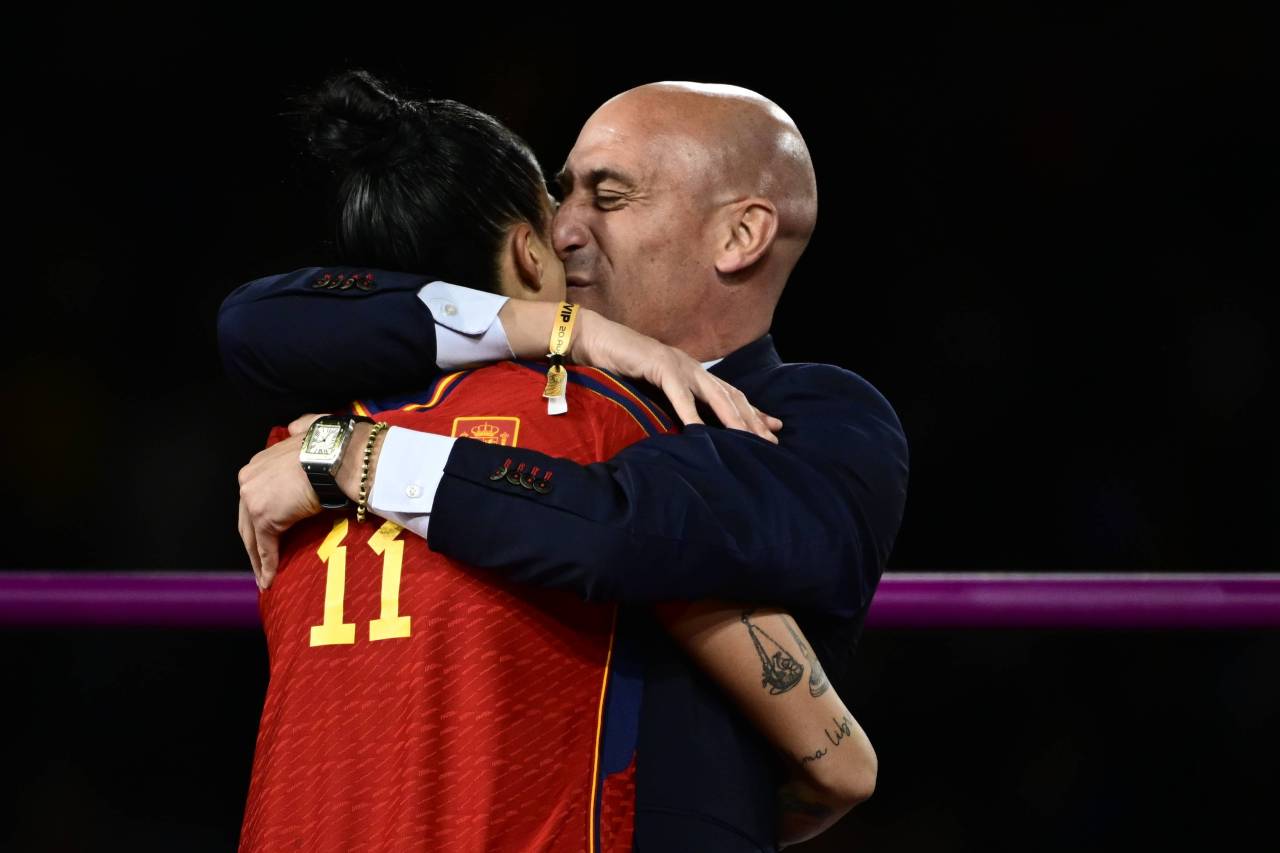 Tras al juicio de Jenni y Rubiales: No me gusta que me guste el fútbol, pero qué le voy a hacer 2 Jennifer Hermoso y Luis Rubiales en la final de la Copa del Mundo de Sidney (Foto: Cordon Press)