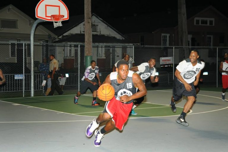 Los deportistas cometen menos delitos 2 midnight basketball 768x512 1