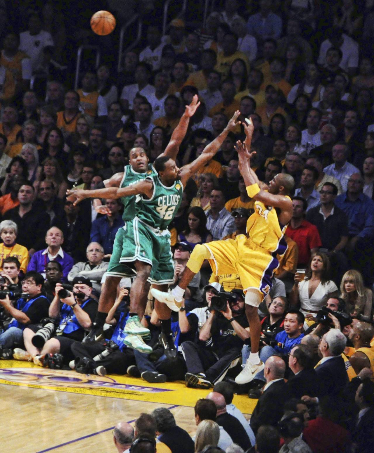Tony Allen: «Kobe Bryant era un maestro de las fintas, si caías en una estabas jodido, me llevó dos años y medio estudiar cómo defenderlo» 2 Tony Allen defiende a Kobe Bryant junto a Glen Davis (Foto: Cordon Press)