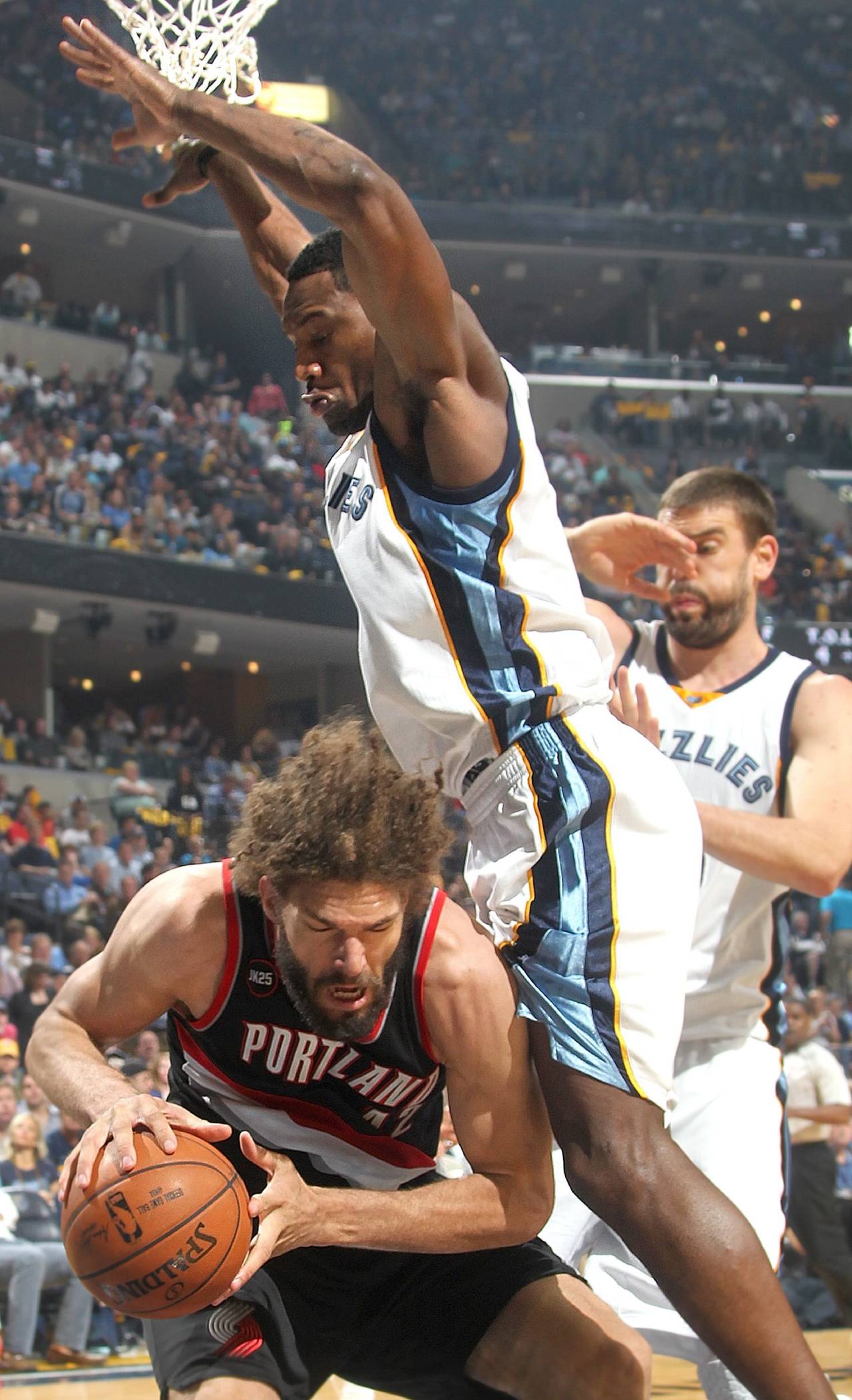 Tony Allen: «Kobe Bryant era un maestro de las fintas, si caías en una estabas jodido, me llevó dos años y medio estudiar cómo defenderlo» 4 Tony Allen defiende a Robin Lopez (Foto: Cordon Press)