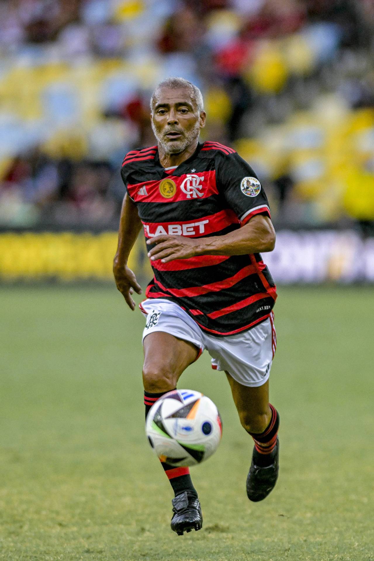 Romario: «Yo gané USA94; Laudrup no fue, Koeman todavía me está buscando en el campo y a Stoichkov le dije que fue con una mierda de equipo» 6 Romario con la camiseta del Flamengo en un partido de homenaje en 2024 (Foto: Cordon Press)