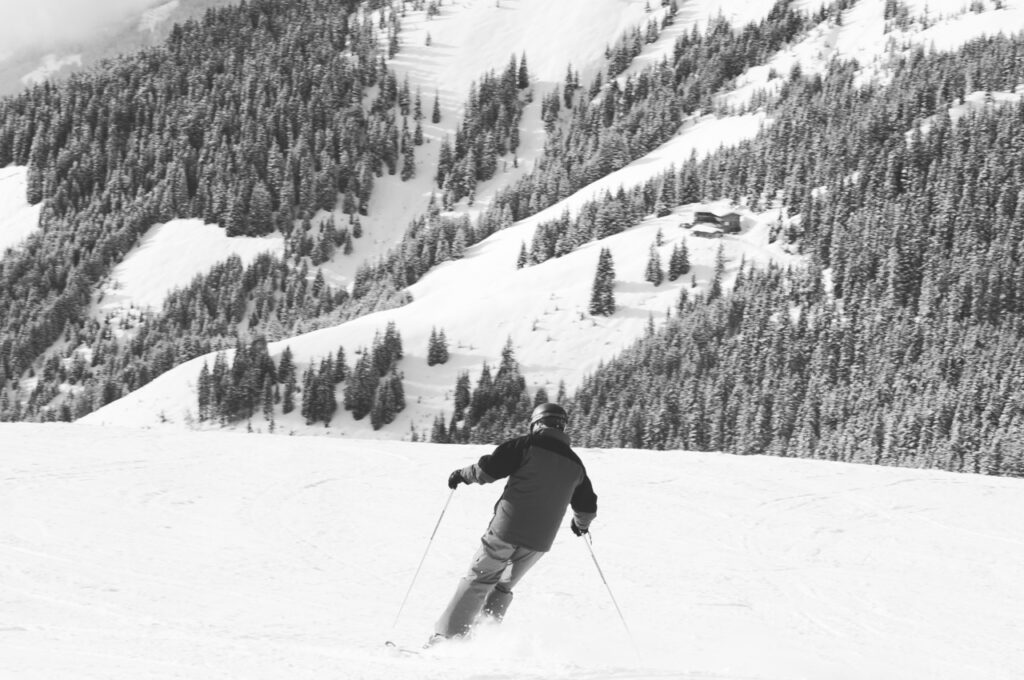 El placer de esquiar en los Alpes franceses 1 person skiing mountains