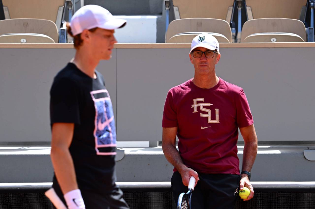 Darren Cahill (entrenador de Sinner): «La aparición de Carlos Alcaraz hizo que Jannik viese que ser bueno en todo, pero no excelente, no es suficiente» 1 Jannik Sinner y su entrenador Darren Cahill (Foto: Cordon Press)