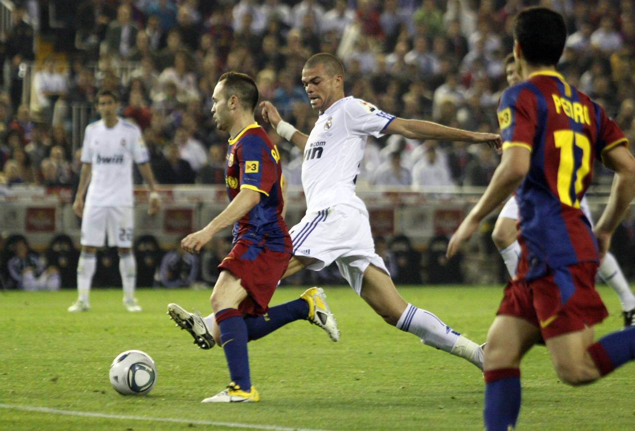 Cuando Mourinho pasó de su orgullo para ganar una final de Copa del Rey 2 Iniesta ante Pepe (Foto: Cordon Press)