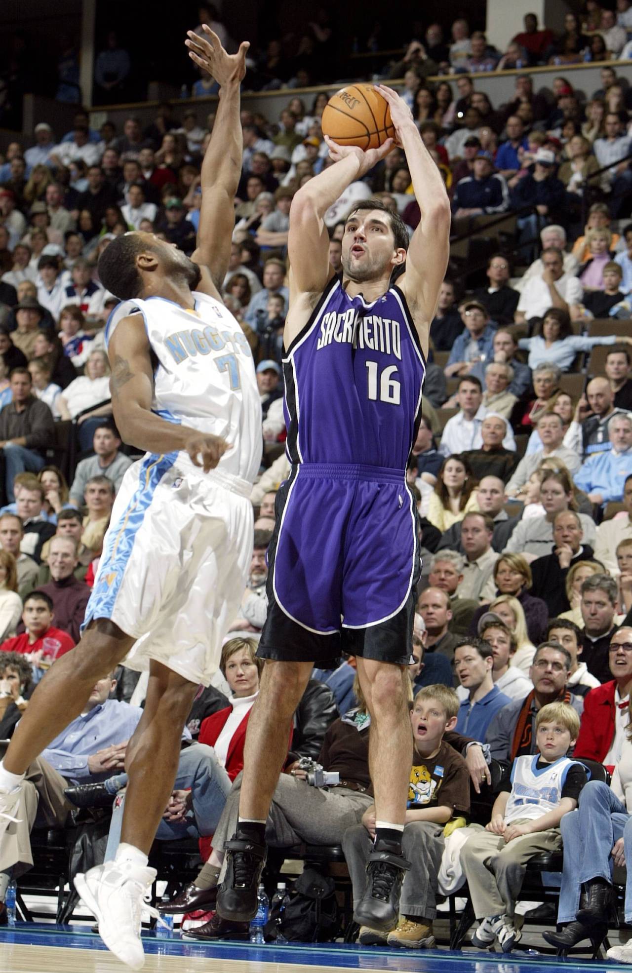 Peja Stojaković: «Si no hubiera habido guerra en Yugoslavia, en lugar de jugar en la NBA, habría trabajado en una granja» 6 Peja Stojaković (Foto: Cordon Press)