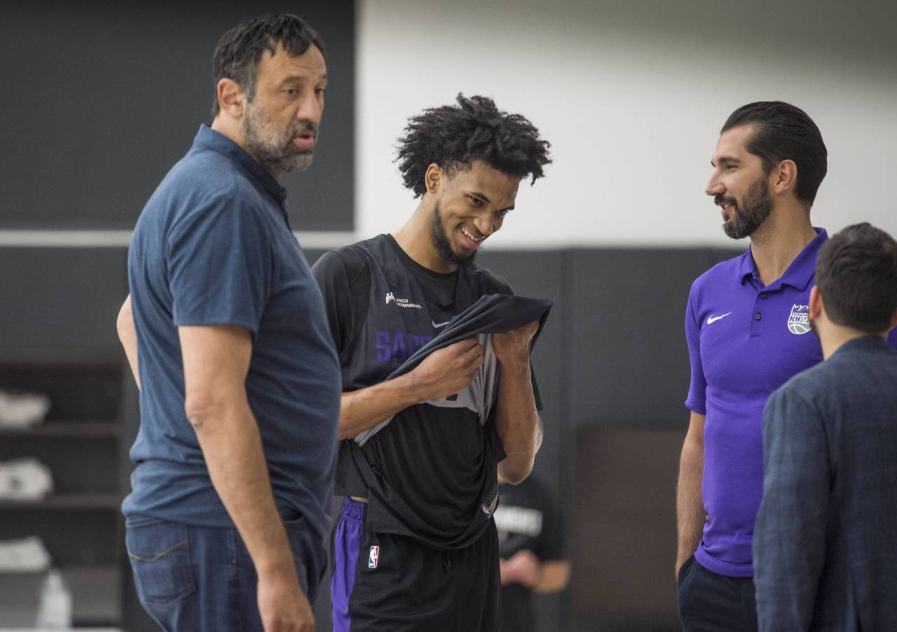 Peja Stojaković: «Si no hubiera habido guerra en Yugoslavia, en lugar de jugar en la NBA, habría trabajado en una granja» 7 Vlade Divac y Peja Stojakovic (Foto: Cordon Press)