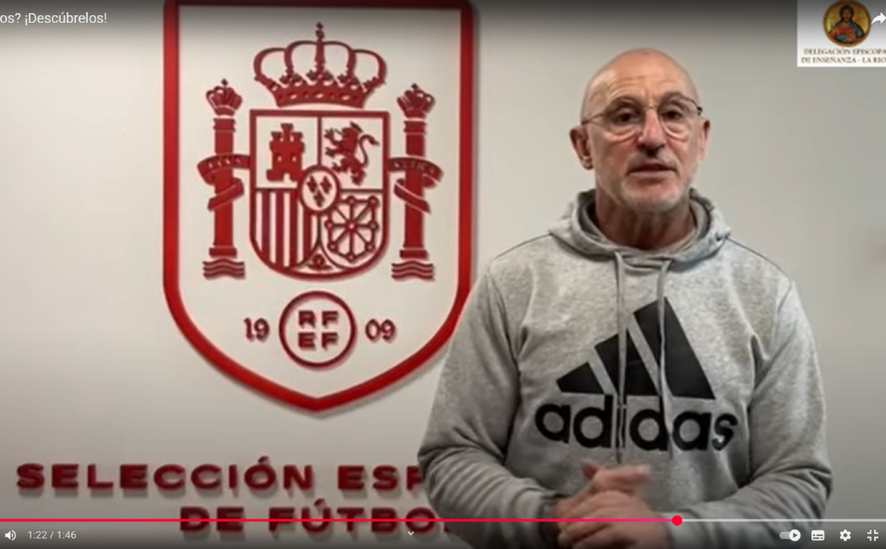 Luis de la Fuente hace un mal uso del escudo de la selección española para promover las clases de religión católica 1 Luis de la Fuente en la sede de la Federación Española de Fútbol