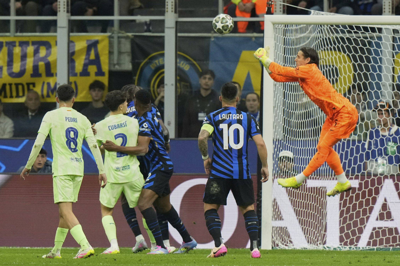 Lamine puede con el Inter, pero no con Sommer 2 Yann Sommer ante Pedro y Cubarsí (Foto: Cordon Press)