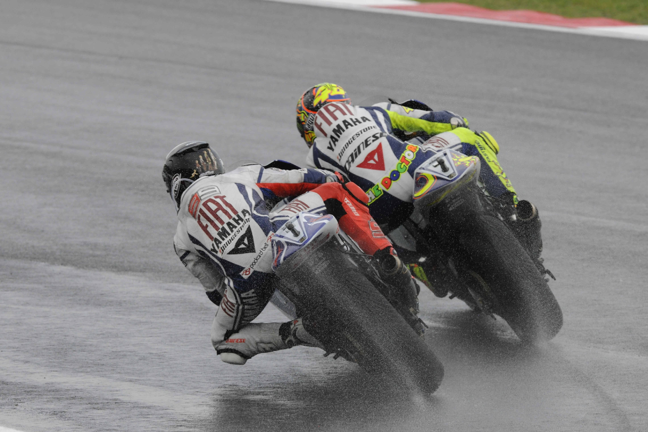Valentino Rossi confiesa cuándo comenzó a temblar: «En motociclismo, a los 30 empiezas a tener miedo» 4 Lorenzo y Rossi (Foto: Cordon Press)