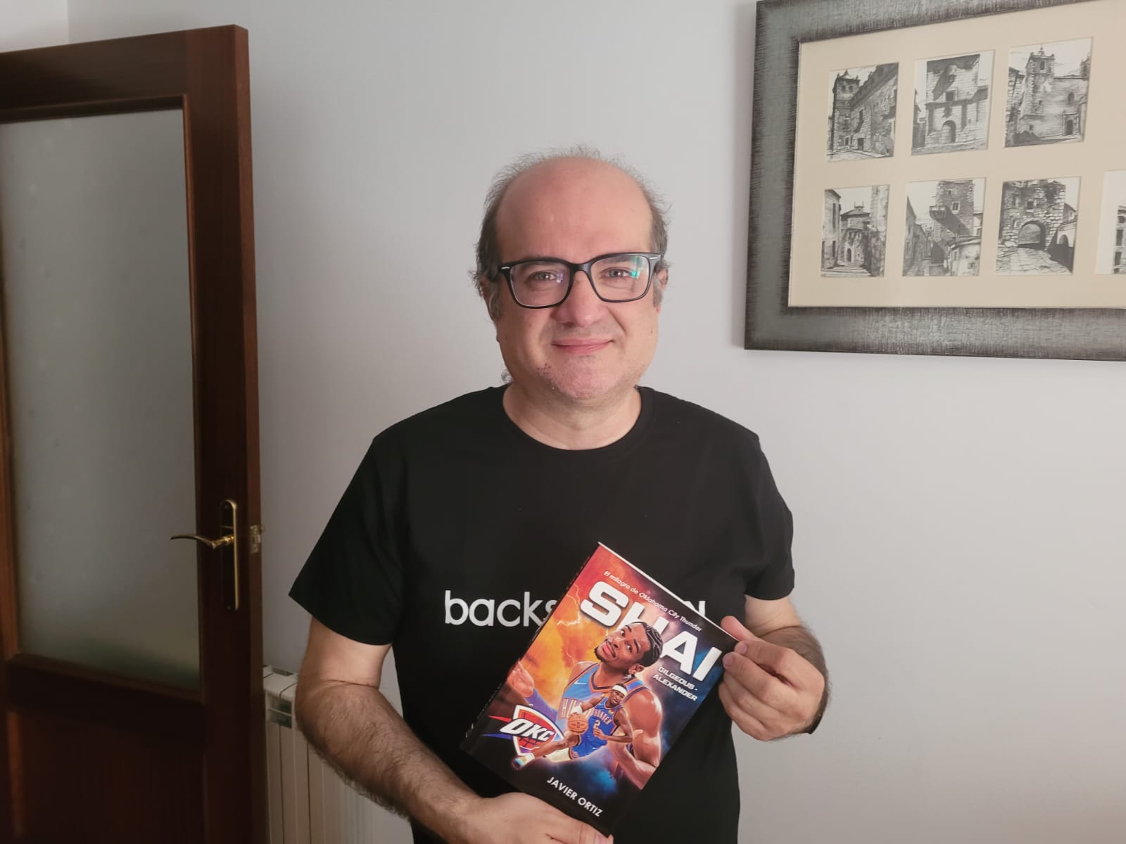 Javier Ortiz: «He intentado darle un toque español a mi libro sobre Shai» 1 Javier Ortiz con el libro
