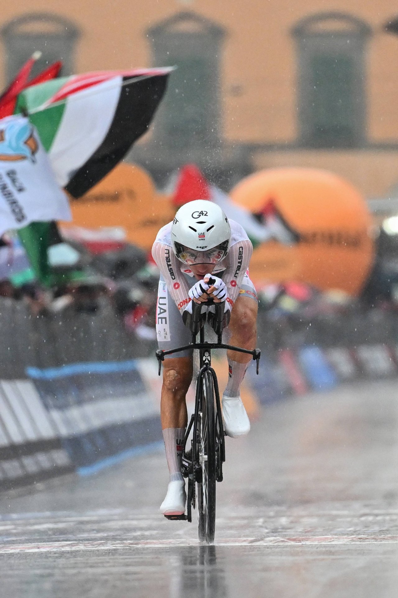 Luchadores con máscara, pendientes en las cejas y sobremesas de Netflix: Simon Yates gana el Giro de Italia 2025 3 Juan Ayuso (Foto: Cordon Press)