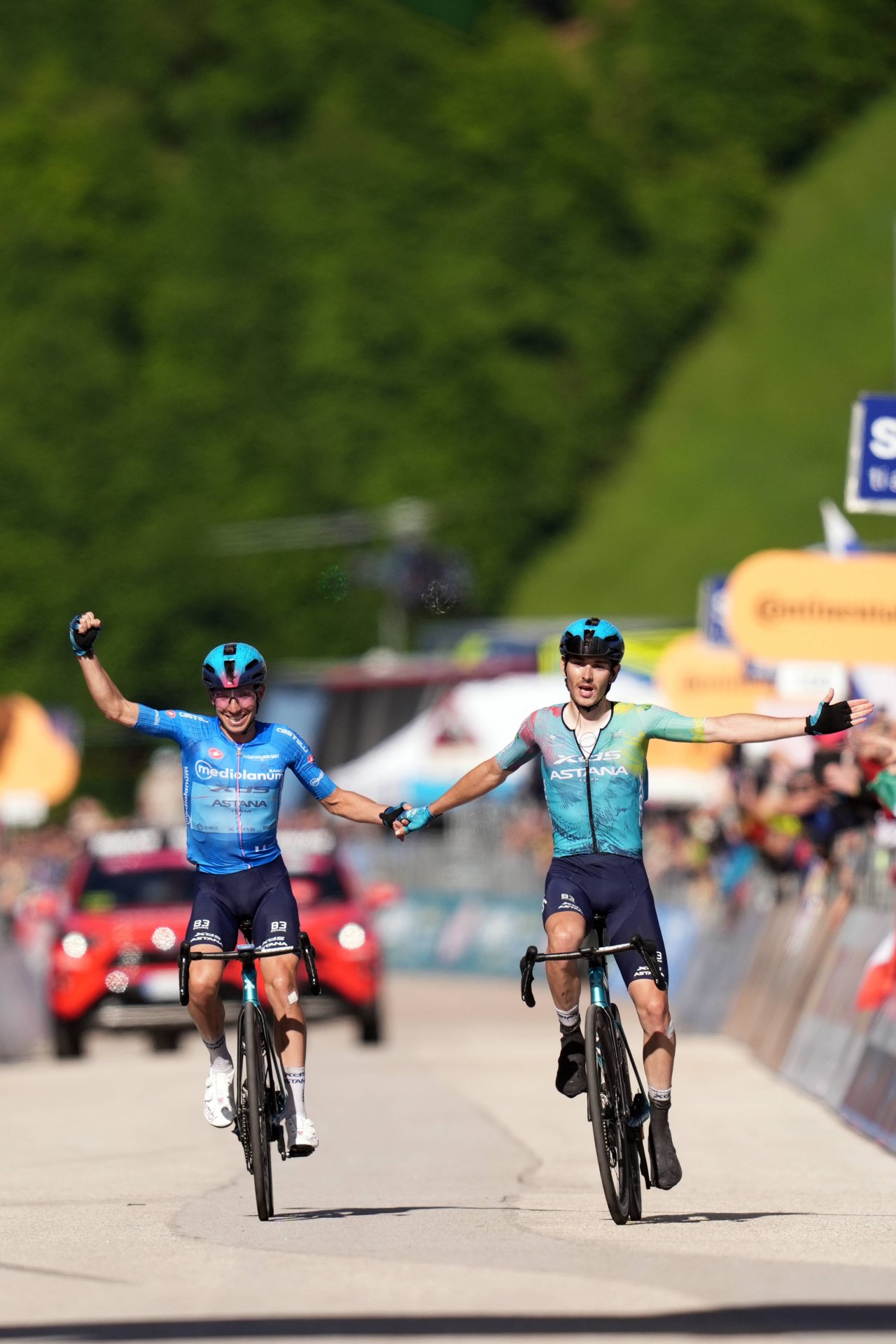 Luchadores con máscara, pendientes en las cejas y sobremesas de Netflix: Simon Yates gana el Giro de Italia 2025 4 Christian Scaroni y Lorenzo Fortunato (Foto: Cordon Press)