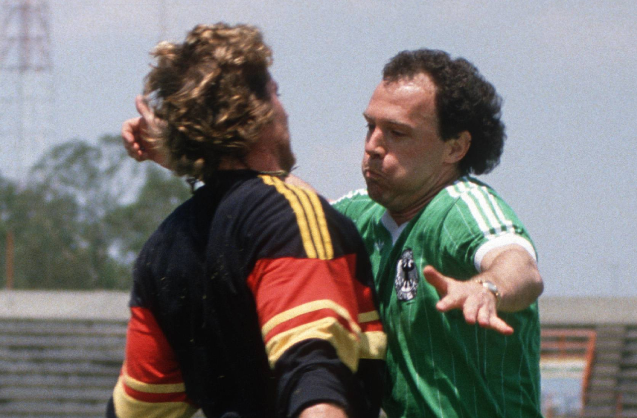 Beckenbauer, el payaso de la sopa 1 Schumacher, el portero titular, y Beckenbauer (Foto: Cordon Press)