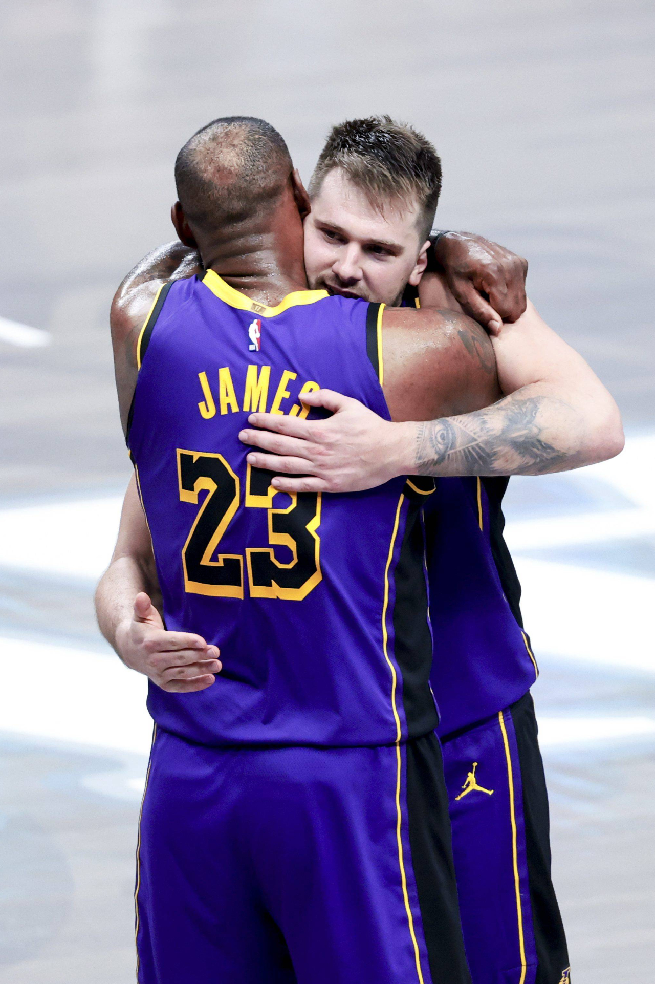 LeBron James sobre Luka Doncic: «En la cancha nunca permite que nadie le diga dónde tiene que ponerse» 3 LeBron James y Luka Doncic (Foto: Cordon Press)
