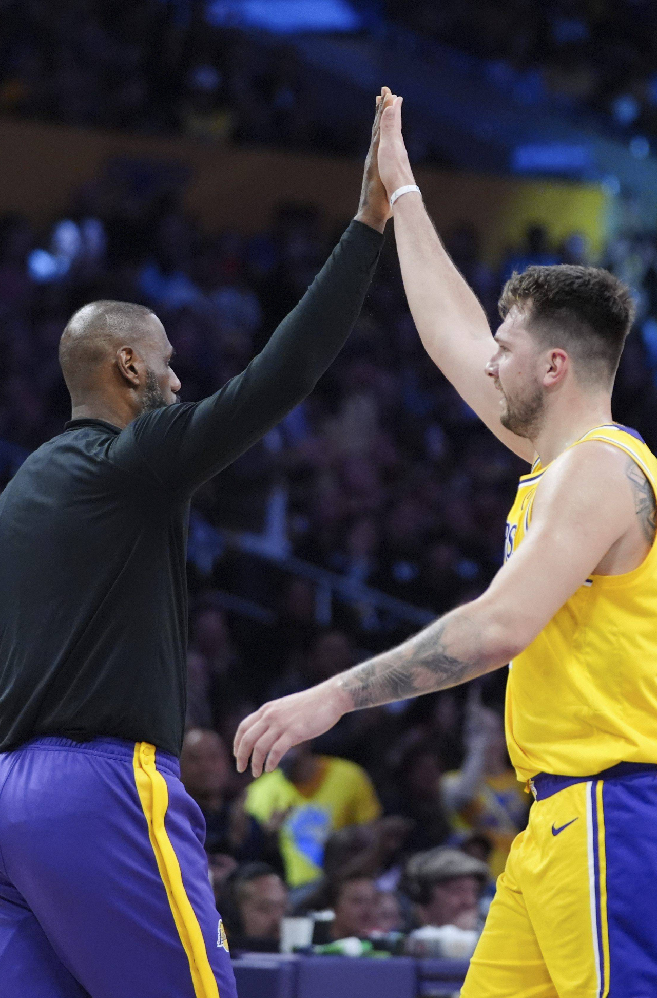 LeBron James sobre Luka Doncic: «En la cancha nunca permite que nadie le diga dónde tiene que ponerse» 5 LeBron James y Luka Doncic (Foto: Cordon Press)