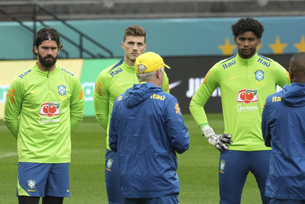 El orden de Ancelotti frente al instinto nacional brasileiro 2 Acenlotti habla con Alisson Becker, Bento y Hugo Souza (Foto: Cordon Press)