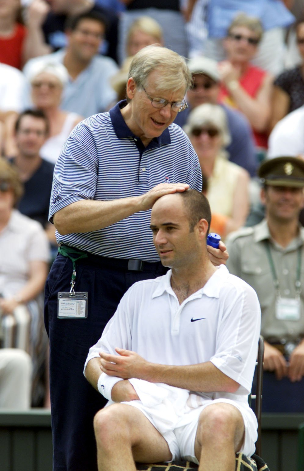 Andre Agassi: «¿Sabes cuál era la única debilidad de Rafa Nadal? Le rompí el servicio porque le di una patada a su botella de agua» 4 Andre Agassi recibe protección solar (Foto: Cordon Press)